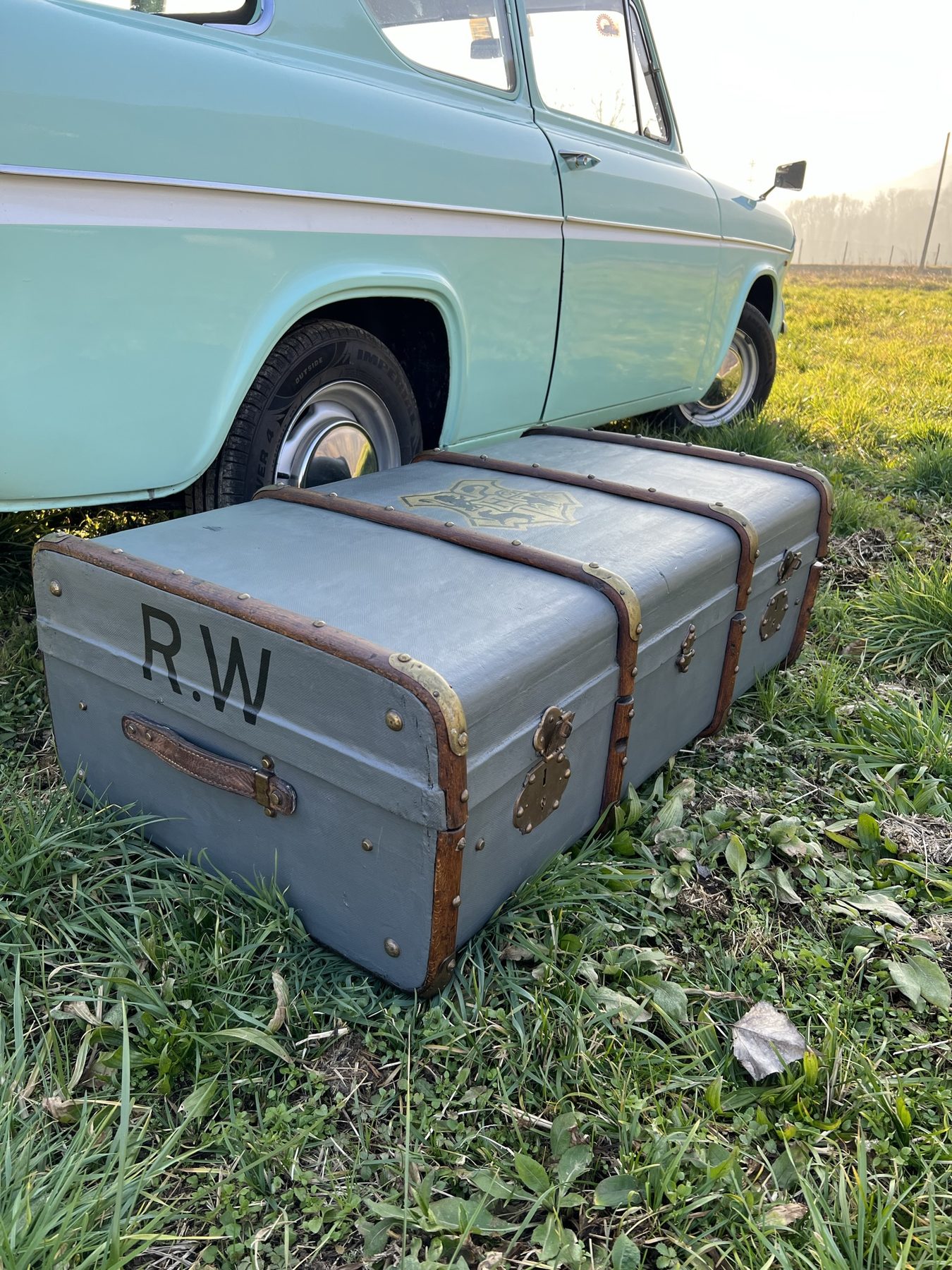 Set design - Ford Anglia 105E a noleggio per eventi e matrimoni