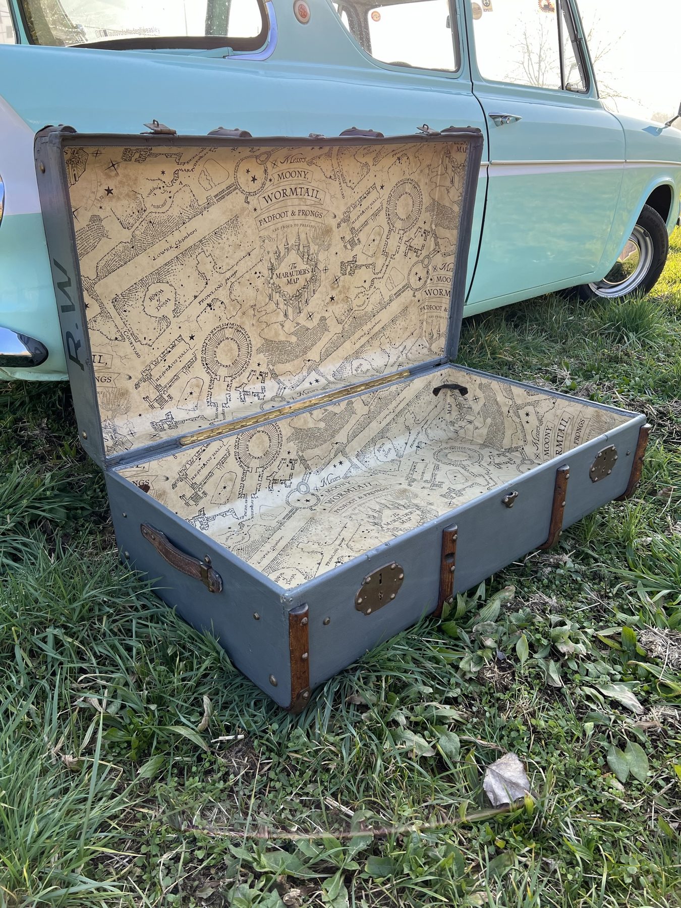 Set design - Ford Anglia 105E a noleggio per eventi e matrimoni