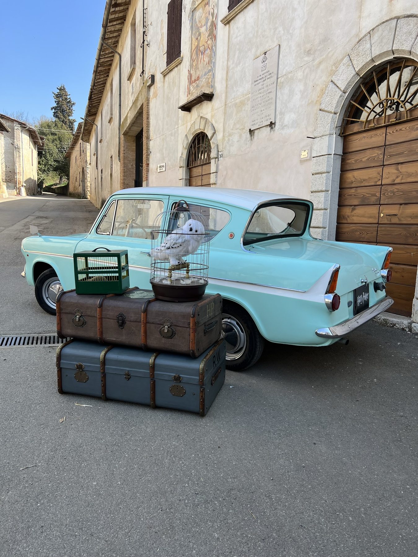 Set design con Ford Anglia e bauli scenografici