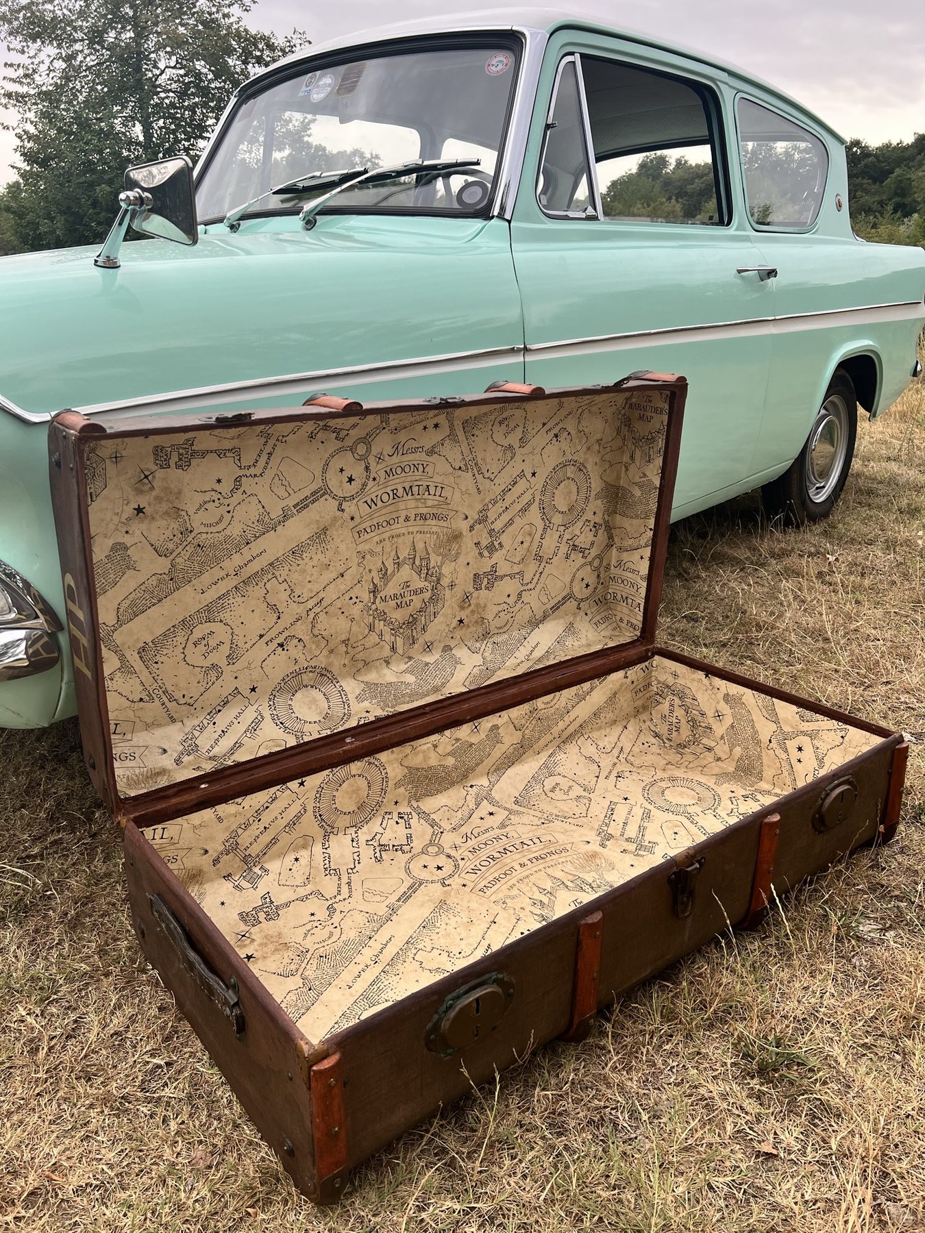 Set design - Ford Anglia 105E a noleggio per eventi e matrimoni