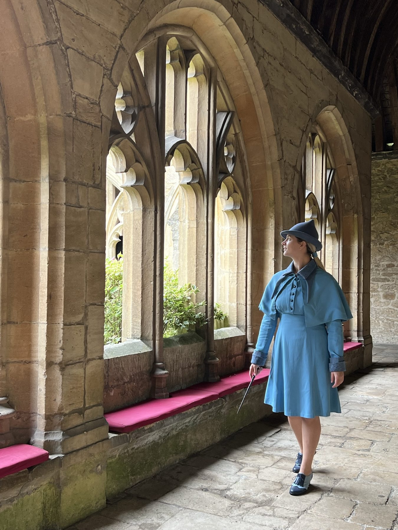 Cora in cosplay per evento fantasy con Ford Anglia