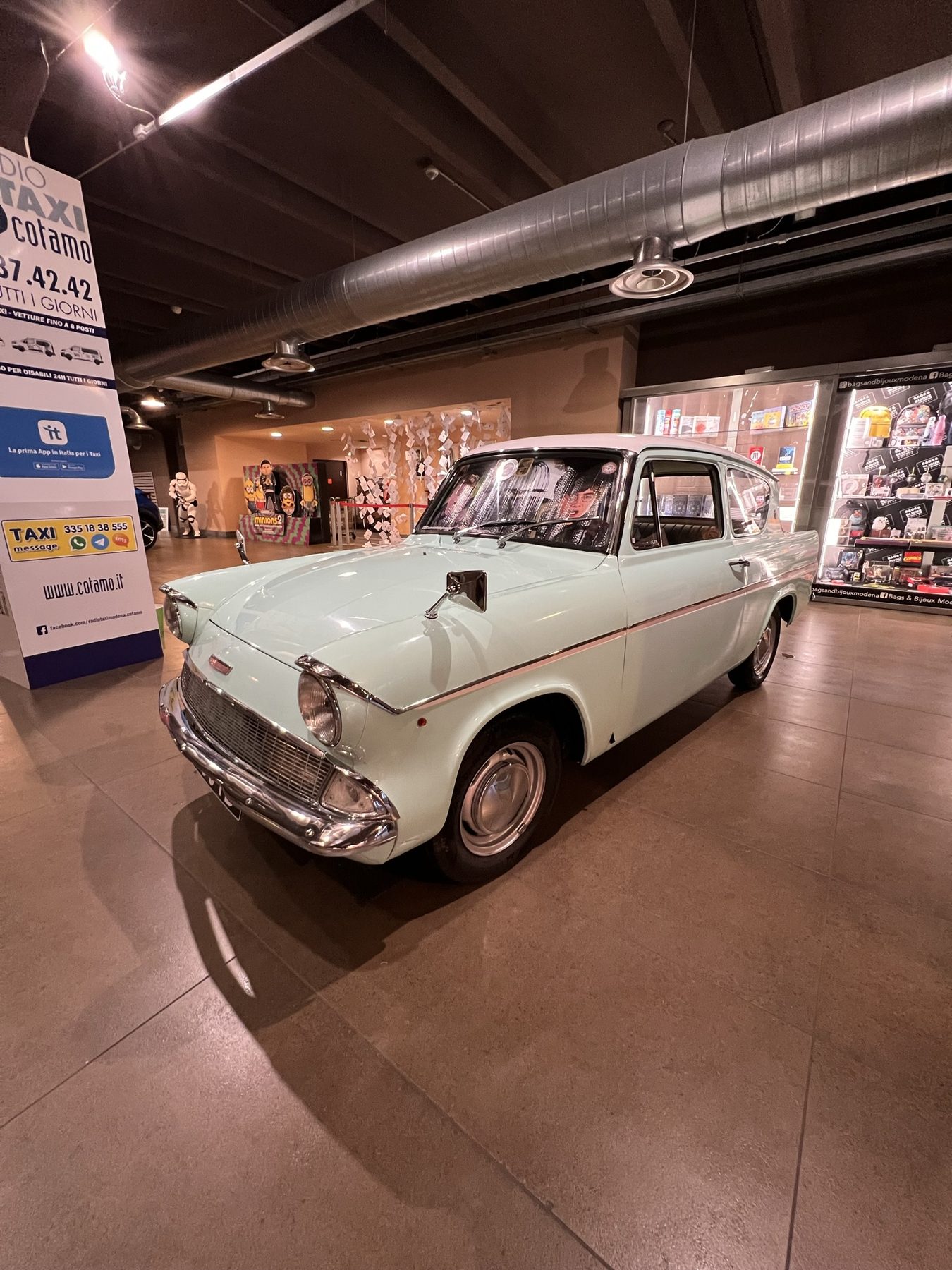 Ford Anglia in esposizione per fiera o manifestazione