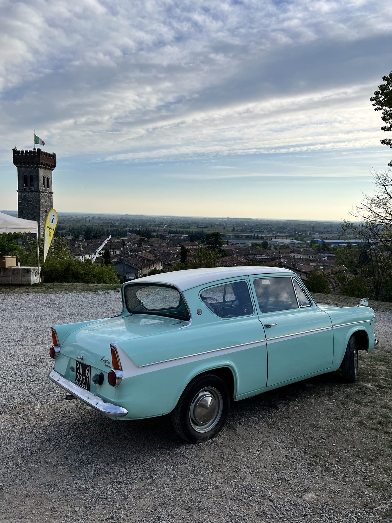 Eventi - Ford Anglia 105E a noleggio per eventi e matrimoni