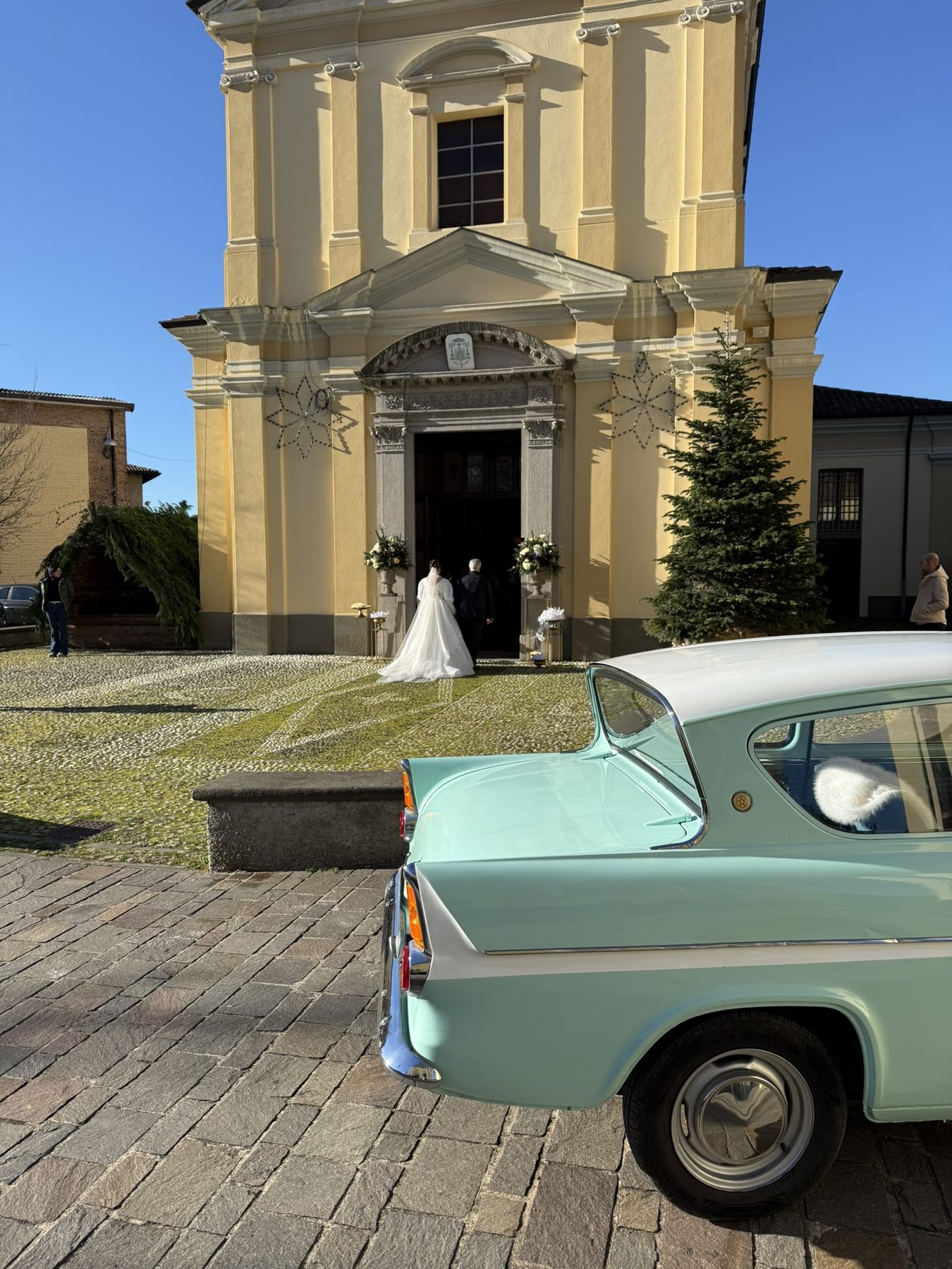 Matrimoni - Ford Anglia 105E a noleggio per eventi e matrimoni
