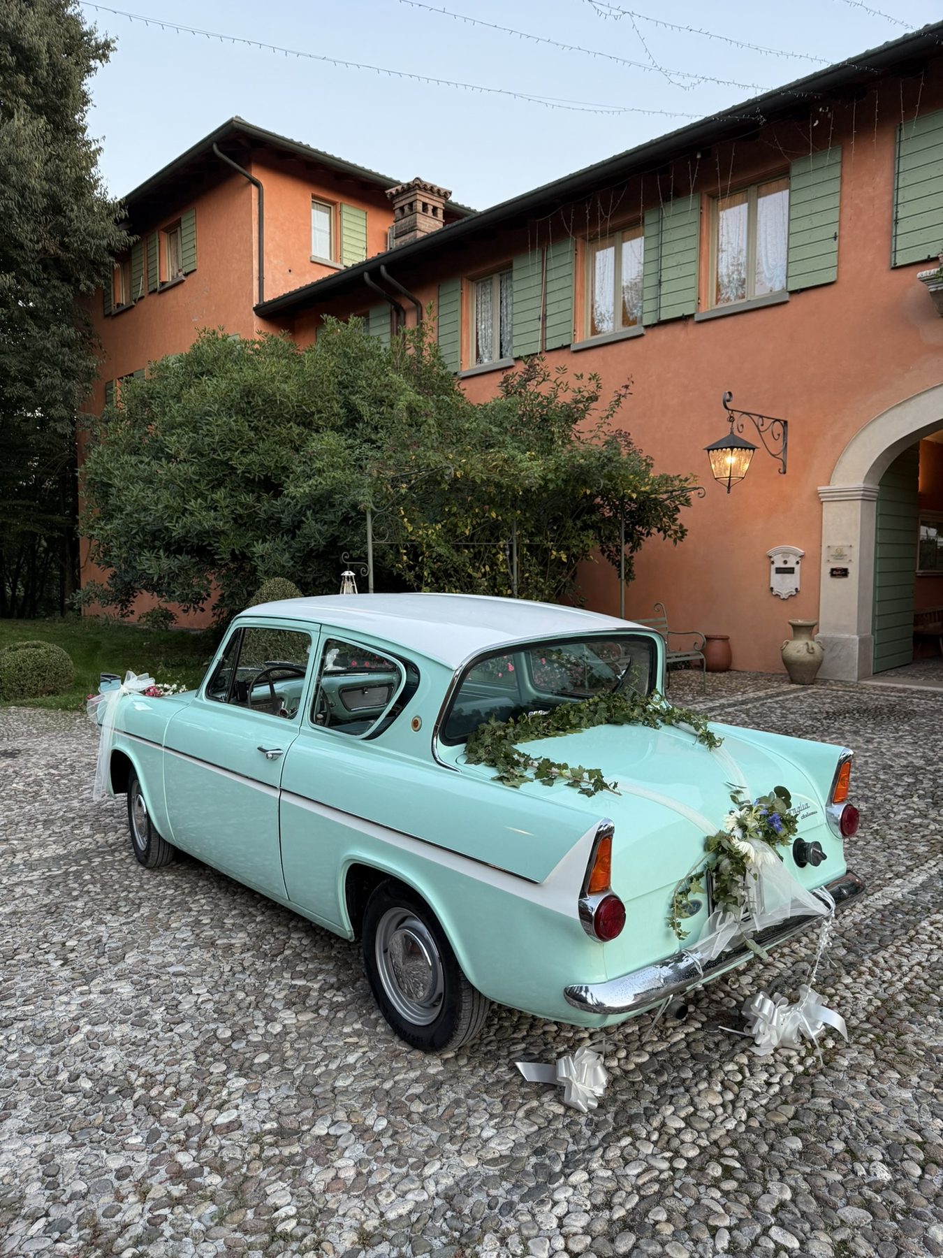 Matrimoni - Ford Anglia 105E a noleggio per eventi e matrimoni