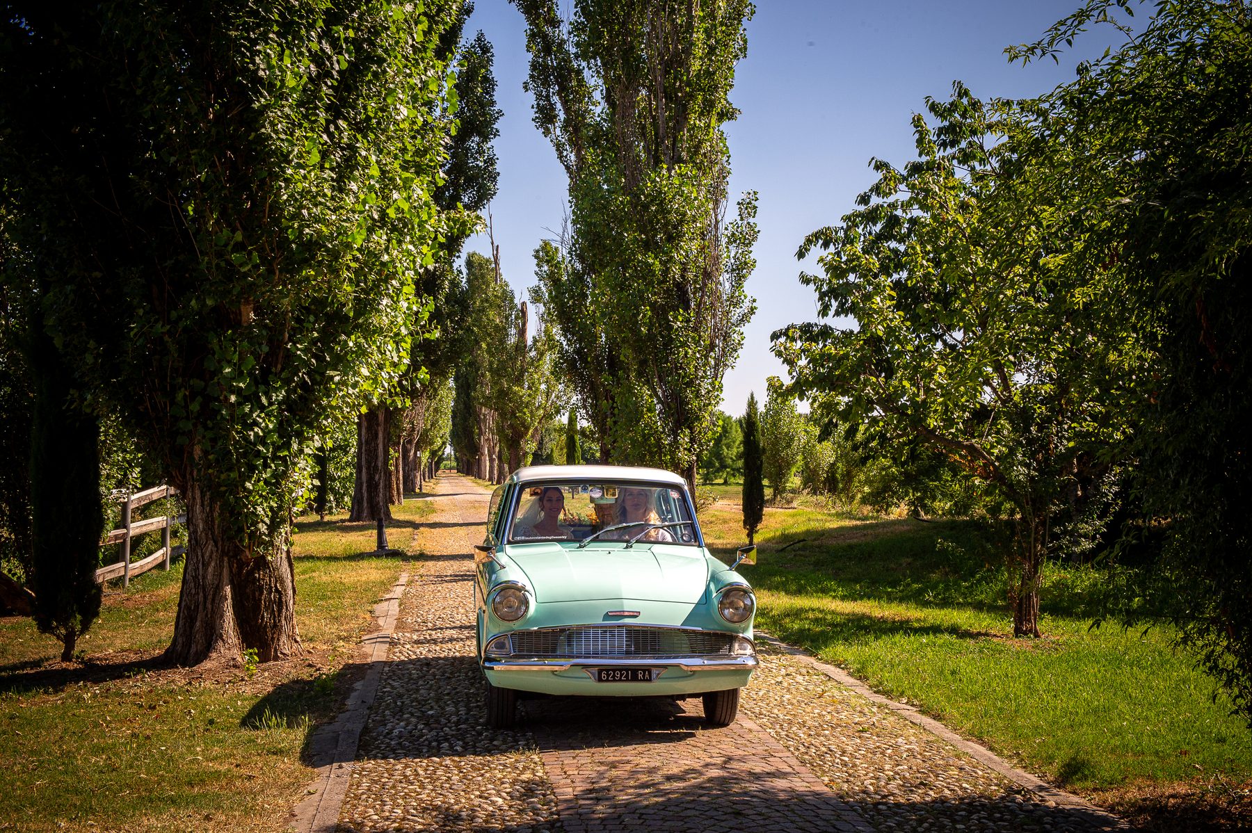 Matrimoni - Ford Anglia 105E a noleggio per eventi e matrimoni