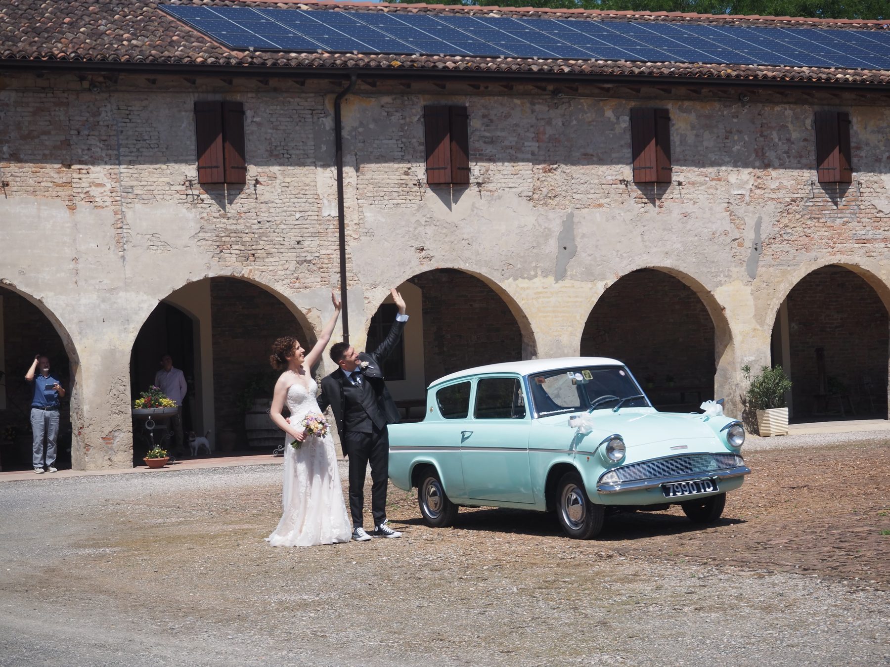 Matrimoni - Ford Anglia 105E a noleggio per eventi e matrimoni