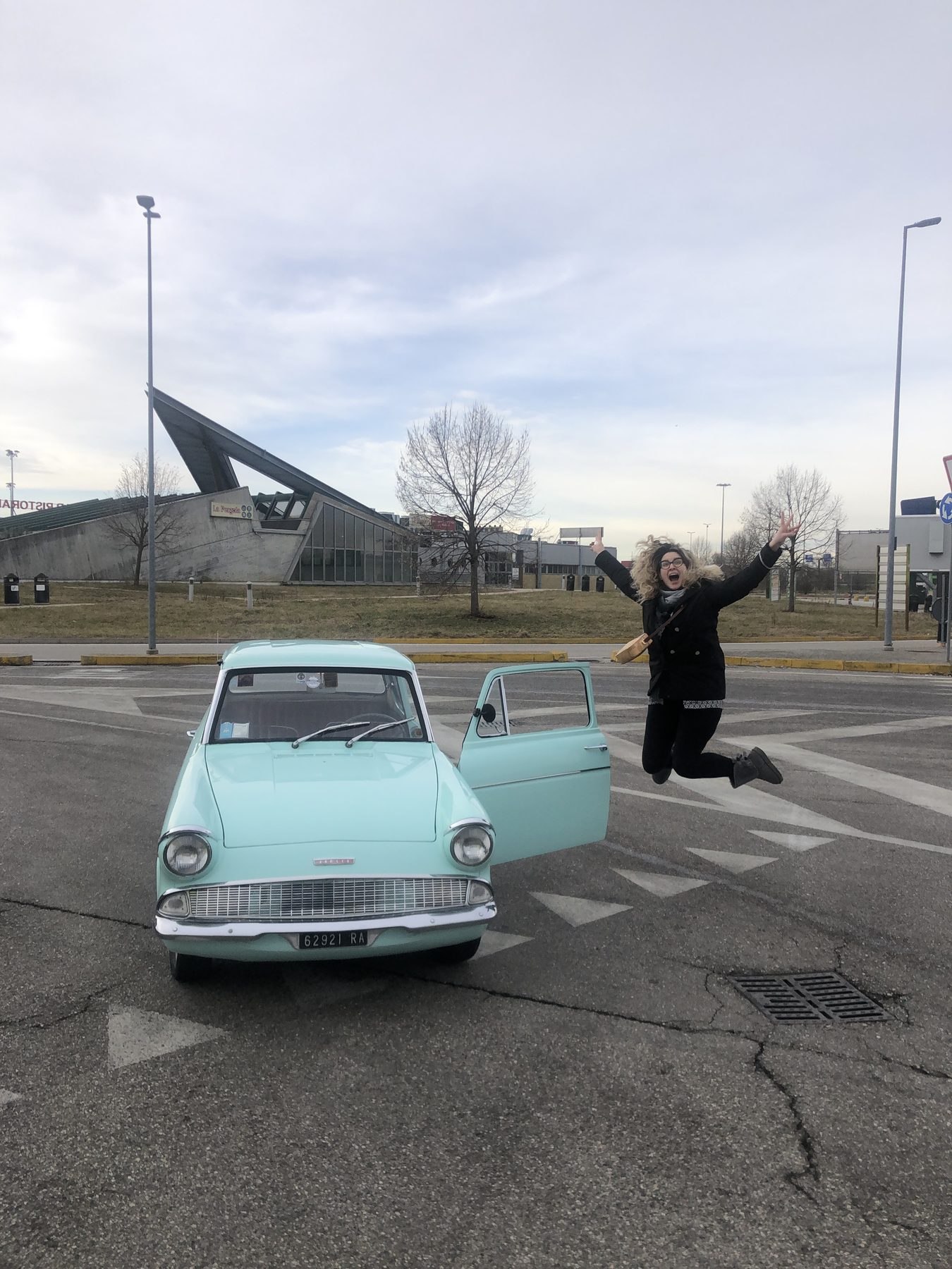 Cora con la Ford Anglia