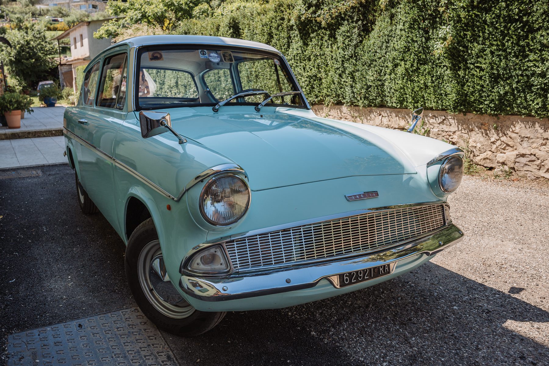 Dettaglio Ford Anglia azzurra